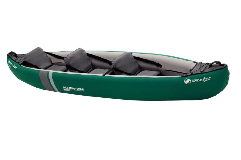 Sevylor kayak gonflable Adventure plus est vert sur l'extérieur et gris à l'intérieur. Il dispose de 3 places (2 adultes + 1 enfant)