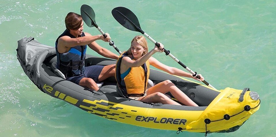 2 personnes ramant sur un kayak gonflable Explorer Intex sur une eau turquoise