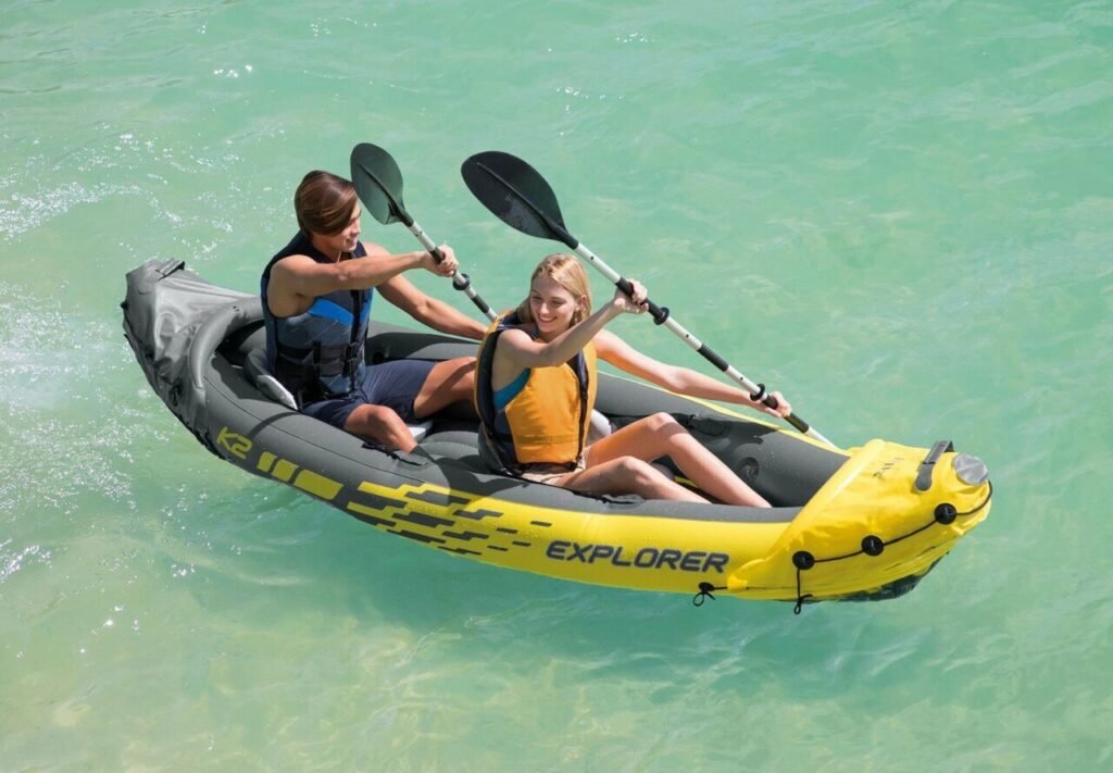 Couple ramant sur une eau turquoise à bord d'un kayak gonflable Intex explorer k2