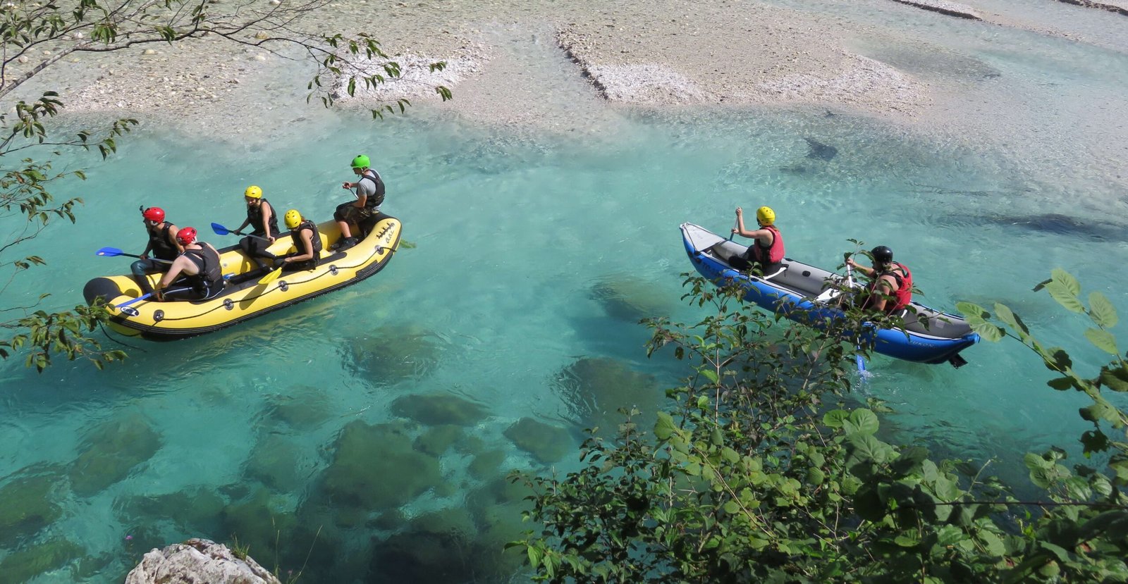 Deux canoÃ«s kayaks gonflables naviguant sur une riviÃ¨re peu profonde