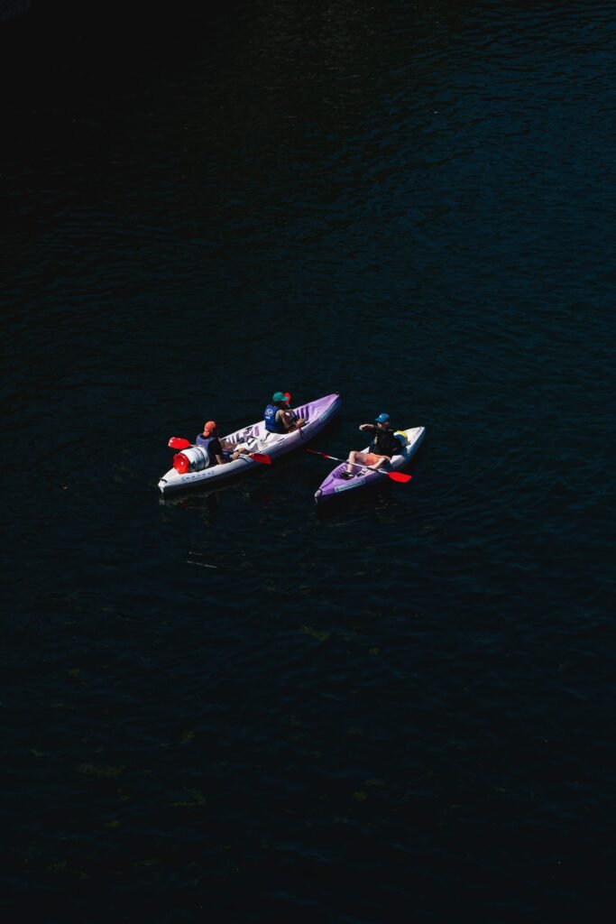 Vue aérienne de deux canoés kayaks gonflables