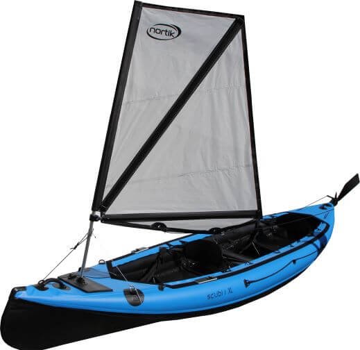 Kayak équipé d'une voile