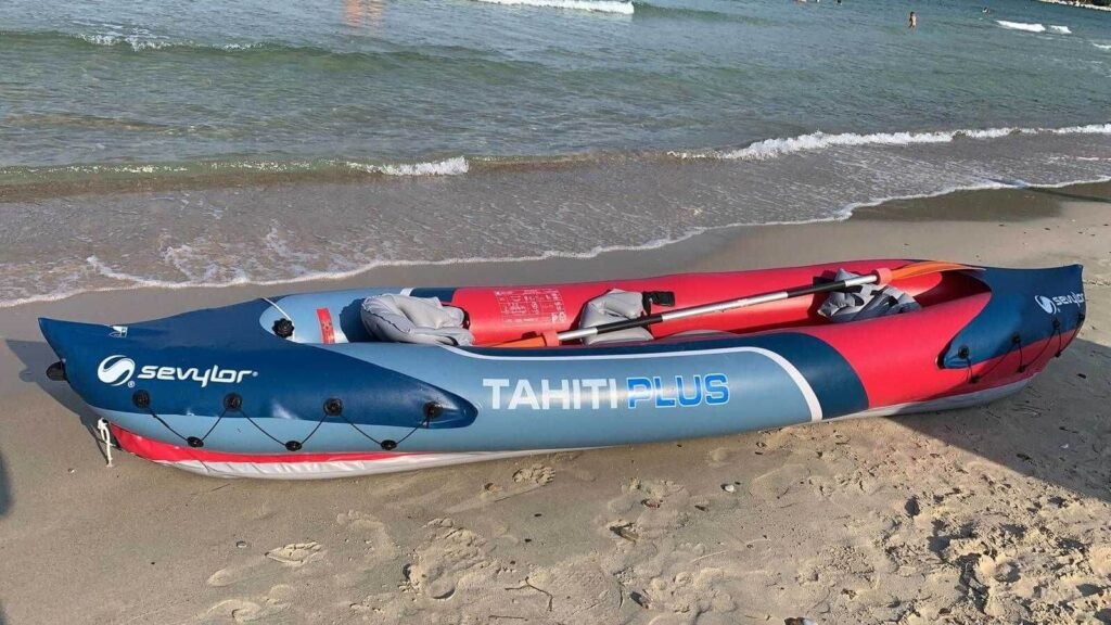 kayak gonflable sevylor tahiti sur le sable d'une plage
