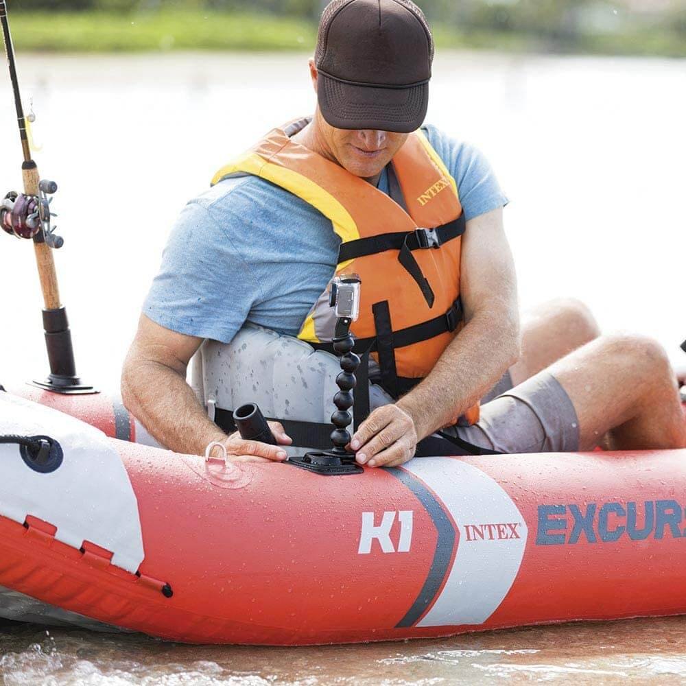 Homme fixant son appareil photo sur le kayak gonflable intex excursion pro k2