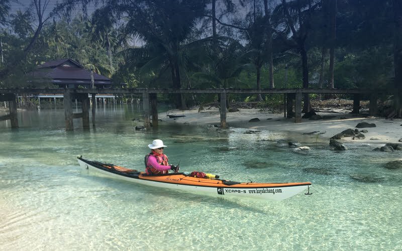 1 femme pagayant dans un kayak de mer