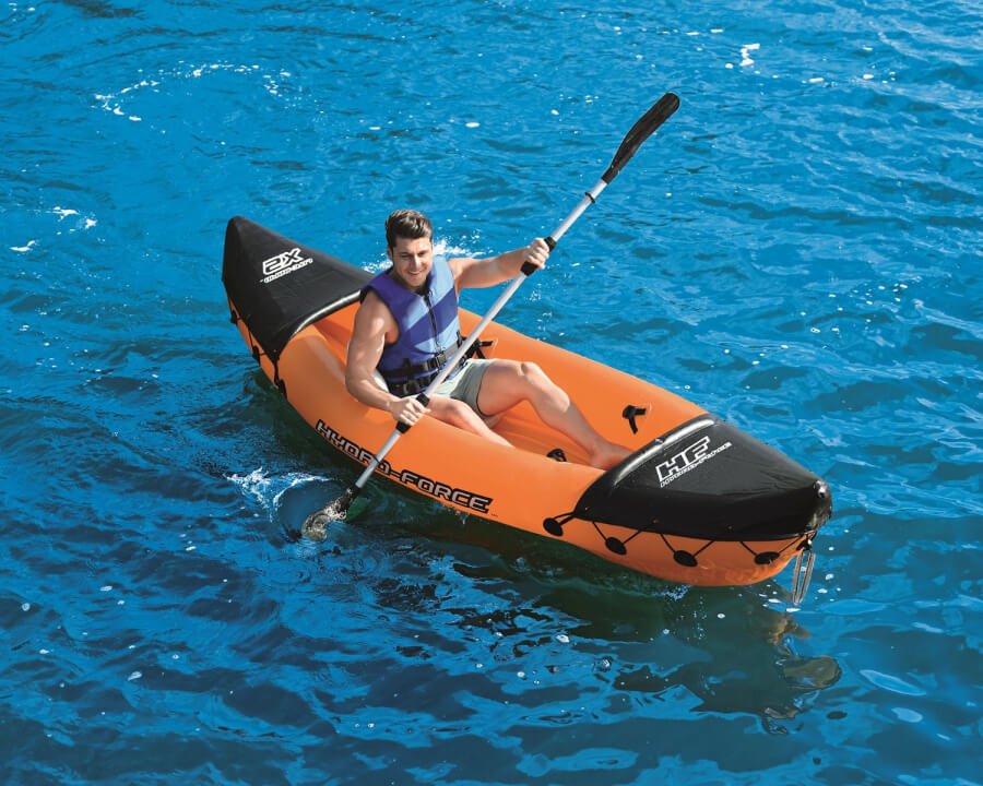 Homme pagayant dans le kayak gonflable bestway hydro force lite rapid x2