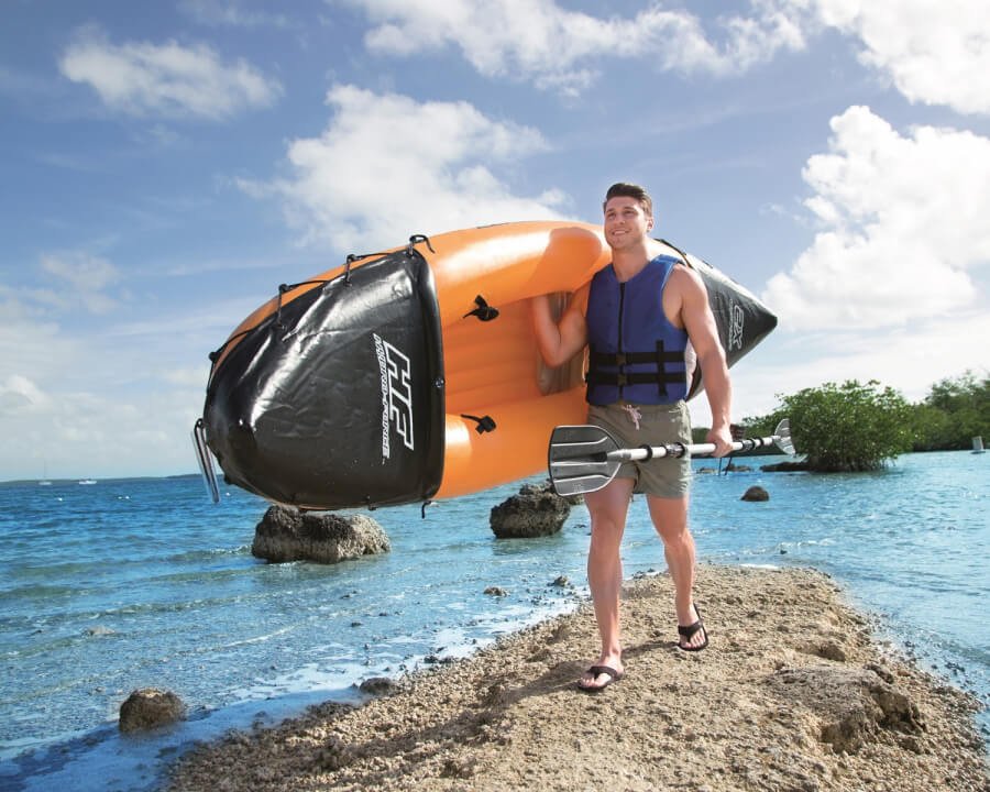 Homme portant un kayak gonflable bestway hydro force lite rapid x2