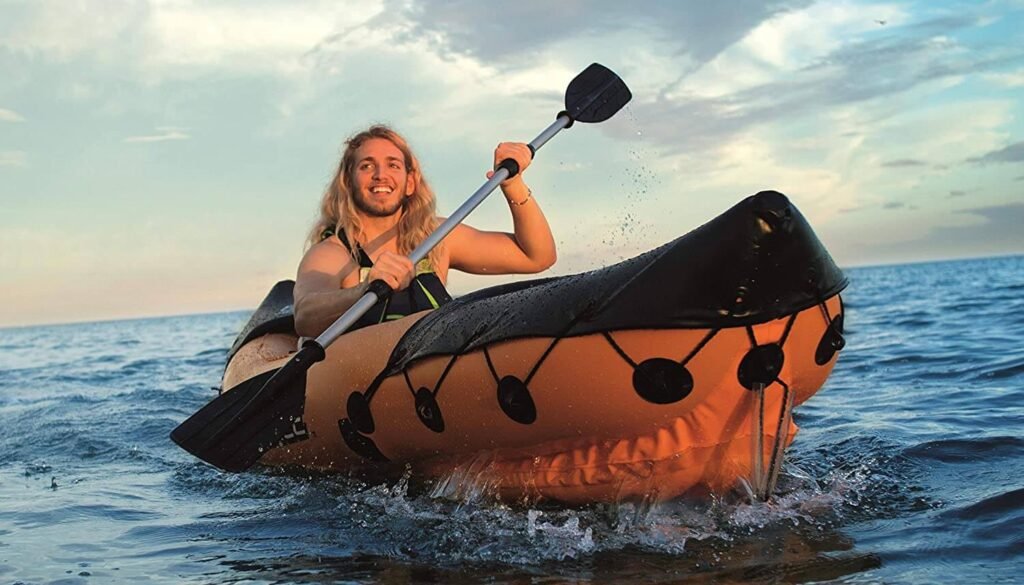 Homme aux cheveux longs pagayant dans un kayak gonflable bestway hydro force lite rapid x2