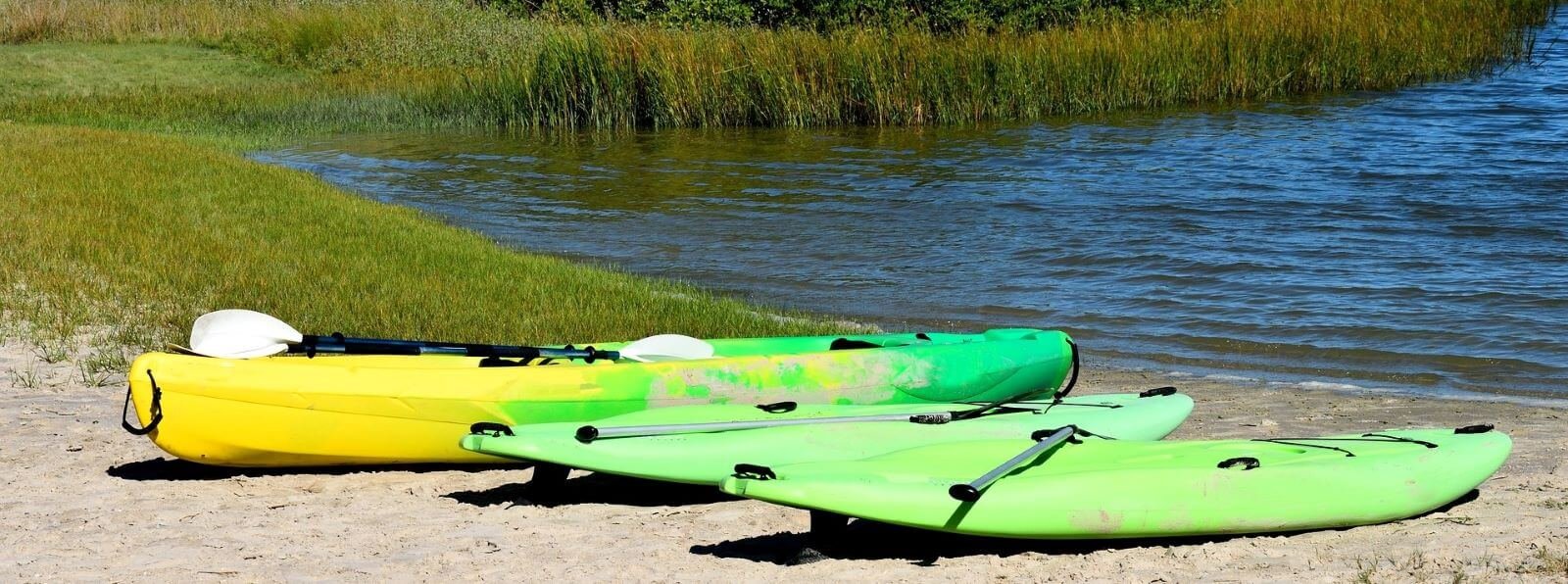 paddle et kayak gonflable sur un rivage de sable