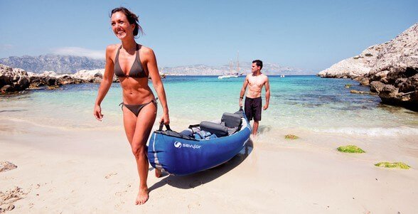 Couple portant un kayak gonflable sevylor adventure
