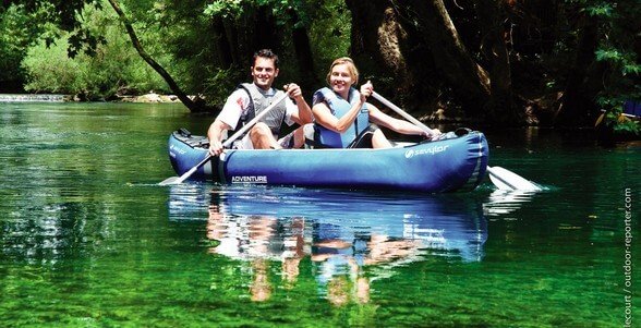 Couple pagayant sur un kayak gonflable sevylor adventure