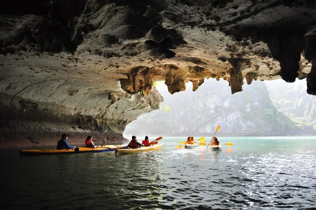 kayaks gonflables dans une grotte