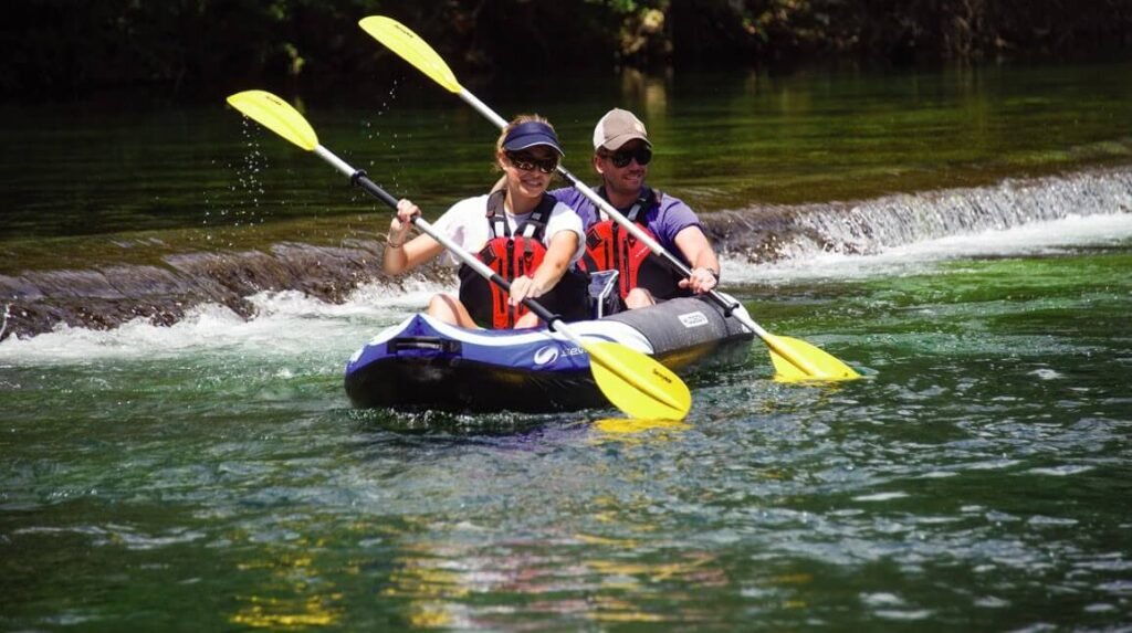 Couple pagayant sur un kayak gonflable sevylor hudson