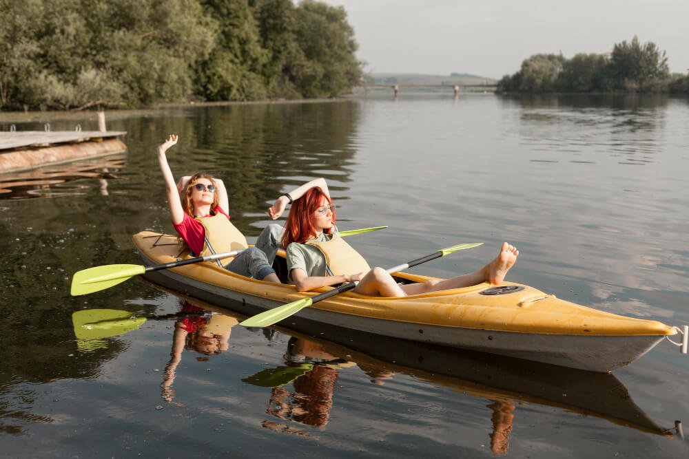 2 jeunes femmes pratiquant le kayak gonflable