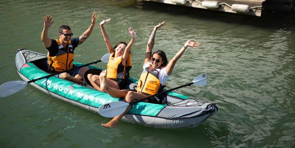 3 personnes pagayant à bord d'un kayak gonflable aqua marina laxo LA-380