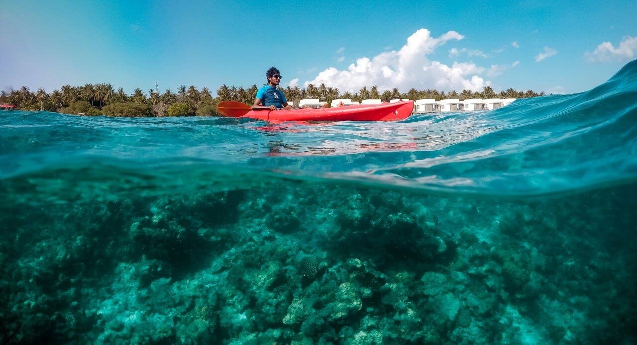 Kayak gonflable naviguant sur une eau turquoise