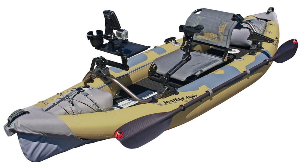 kayak gonflable de pêche avec beaucoup d'équipements