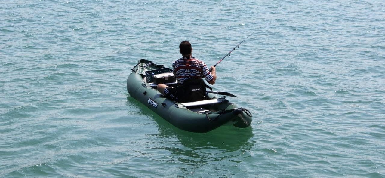 Homme pÃªchant sur un kayak gonflable
