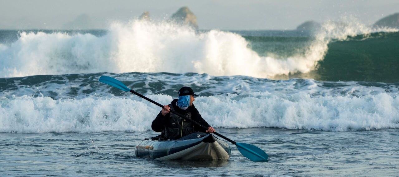 kayak de mer gonflable en pleine mer